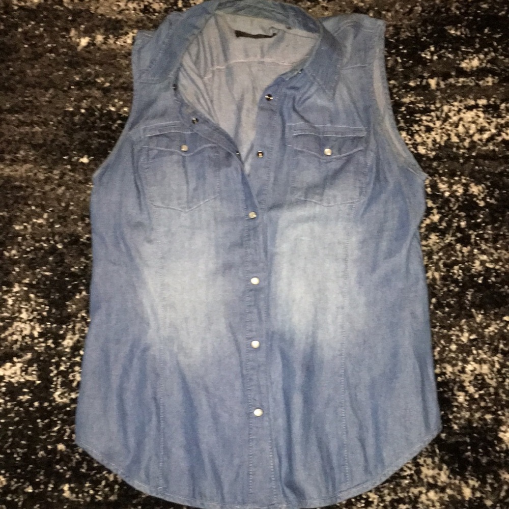 💎 3/$15 Button up sleeveless top - size L